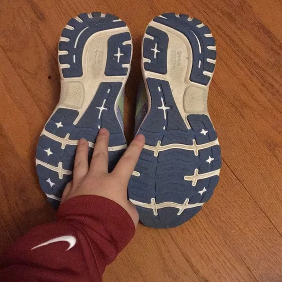 Brooks tennis shoes - Picture 4 of 11